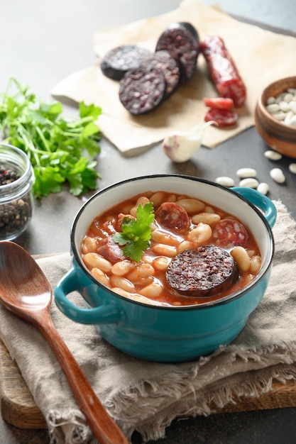 Fabada espanhola no espaço da cópia da mesa marrom