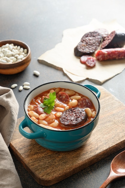 Fabada española en el espacio de copia de mesa marrón