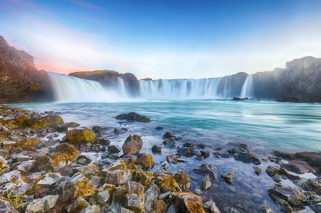 Fabelhafte Szene des mächtigen Godafoss-Wasserfalls