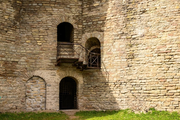 Fabelhafte Treppe auf der Burgmauer Festung Ivangorod Alte Festungsmauern Historische Stätten alte Festungsmauern