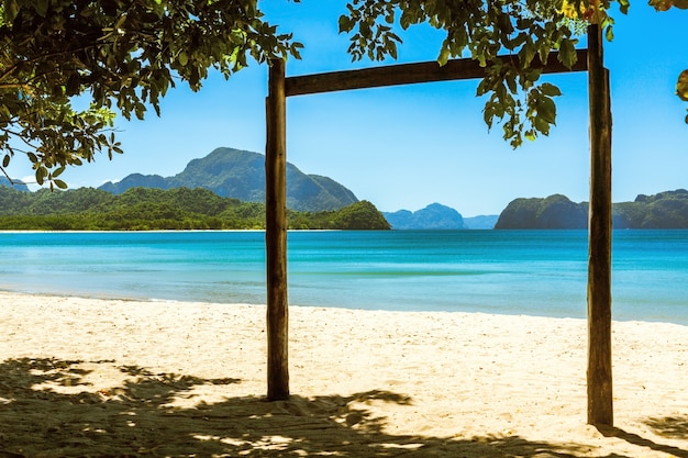 Fabelhafter exotischer Strand mit weißem Sand und hohen Palmen, Philippinen, El Nido