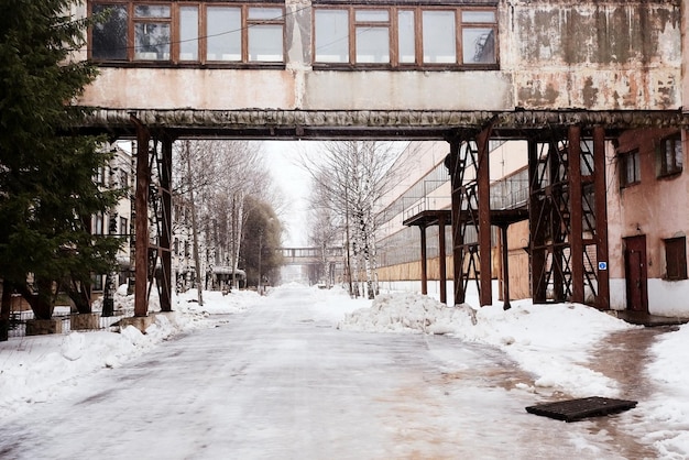 Fábrica de arquitectura al aire libre de invierno industrial.