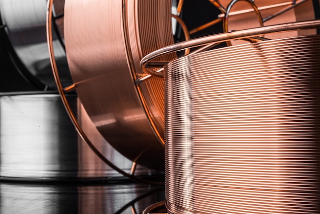 Fábrica de cables de cobre, soldadura eléctrica, sobre un fondo negro