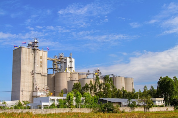 Fábrica de cemento durante el día.