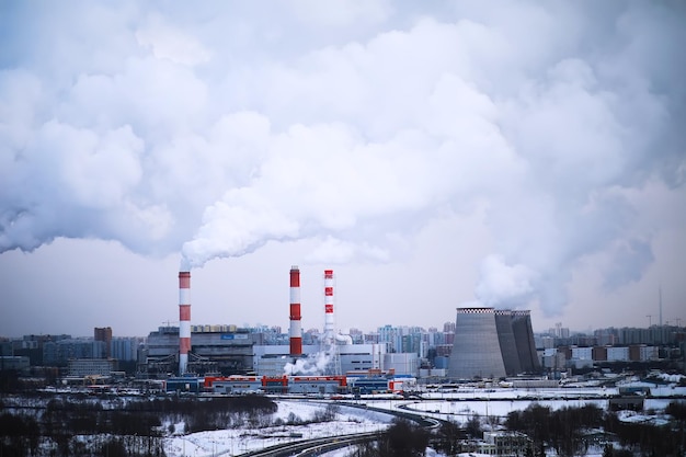 Fábrica en la ciudad Paisaje urbano Problema ambiental de la contaminación y el aire en las grandes ciudades