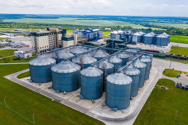 Fábrica de bio gás fora dos edifícios da cidade. Muitos ventiladores ventilam o ambiente. Biocombustível ecológico. Vista de cima.