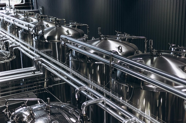 Foto fábrica de cerveja moderna tanques de aço para fermentação e armazenamento de cerveja brewery moderna fábrica de cerveja com chaleiras de cerveja