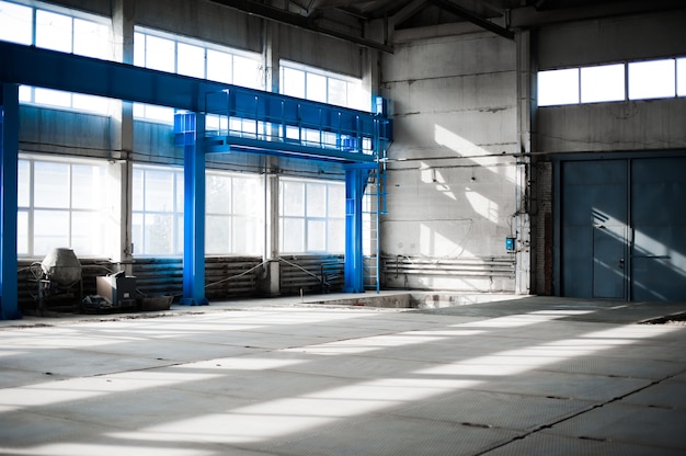 Fábrica de fabricação russa. Edifício do hangar vazio. Fundo tonificado azul.