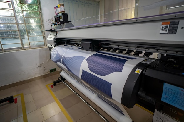 Fábrica de interiores Grande máquina de impressão para negócios de papel na sala de impressão Conceito de sublimação