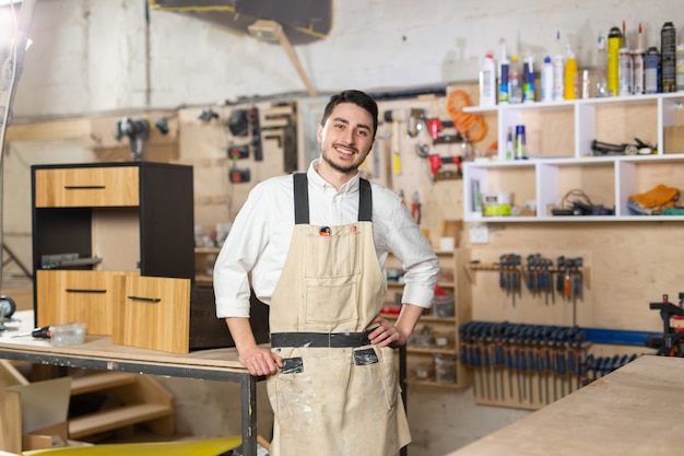 Fábrica de móveis, pequenas empresas e conceito de pessoas - Retrato de um trabalhador sorridente na manufatura