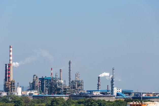 Fábrica de refinaria de petróleo petroquímica com paisagem industrial de céu azul