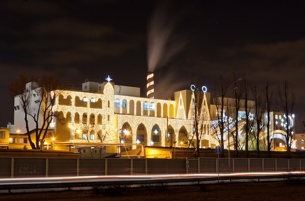 Fábrica de dulces iluminada en Navidad