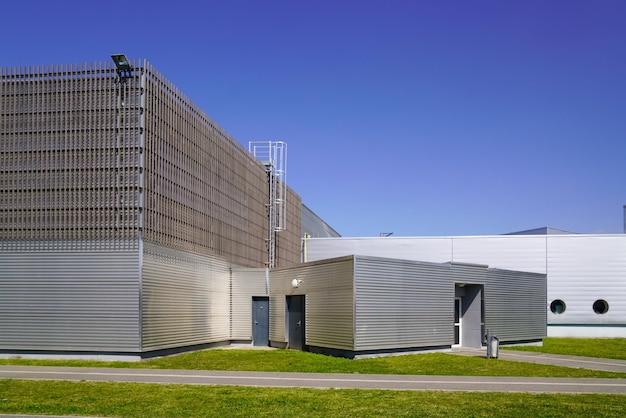 Fábrica edificio fachada almacén moderno lugar con cielo azul de verano