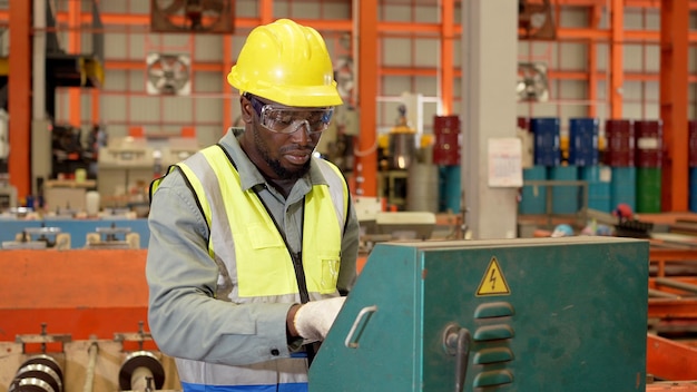 Fábrica industrial y concepto de fabricación. Ingeniería o trabajador que trabaja para la producción de bienes.