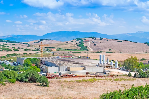 Fábrica industrial no campo