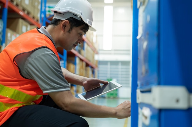 Fabrica masculina asiática inspecionar e verificar o inventário no armazém contar produto de estoque transporte logístico negócio de envio entrega aos clientes inspeção armazém armazenamento fábrica gerenciar