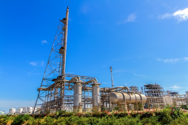 Fábrica de refinería de petróleo con el cielo durante el día.