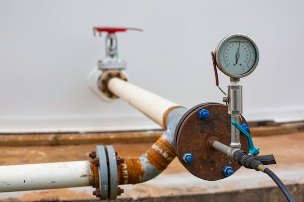 Foto fábrica de válvulas y tubos largos de acero durante la refinería de la industria petroquímica en la destilería del sitio de gas