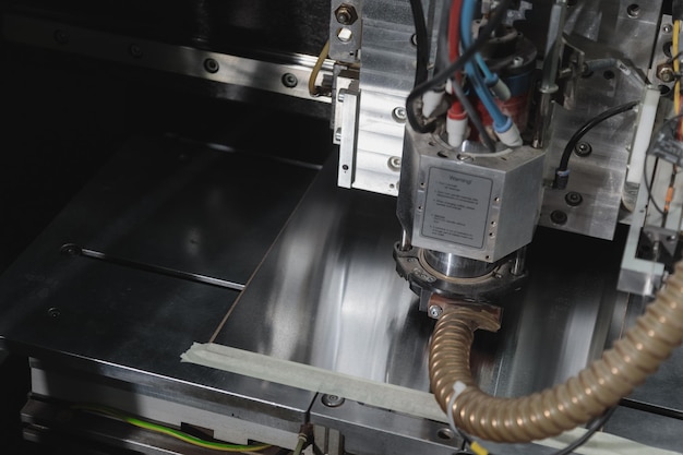 Fabricação de chips eletrônicos Hightech closeup Processo de criação de uma placa de circuito impresso