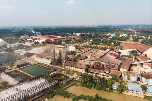 Fabricação de fábrica industrial com emissão de fumaça das chaminés