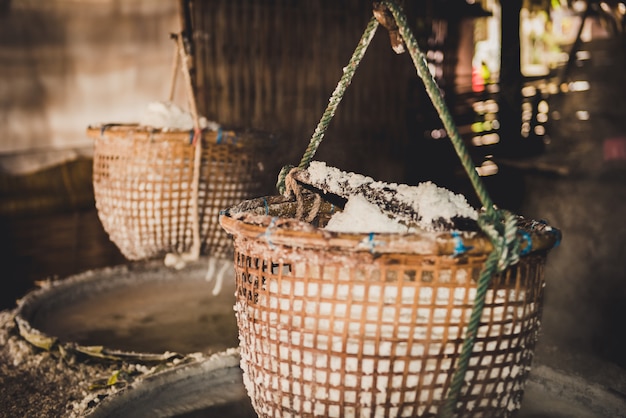 Fabricação de sal tradicional no distrito de Boklua, província de Nan