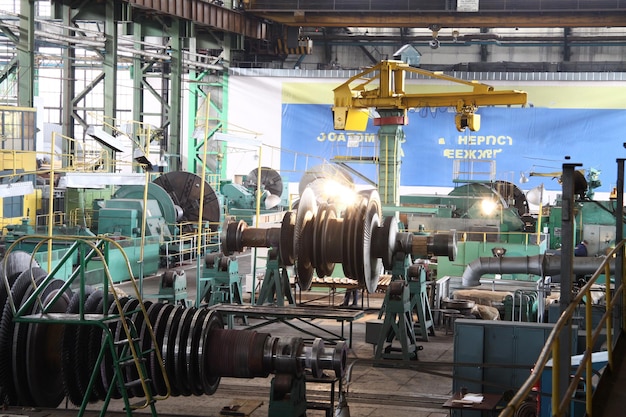 Fabricação de turbinas hidráulicas A enorme máquina de produção de turbinas Grandes partes da planta