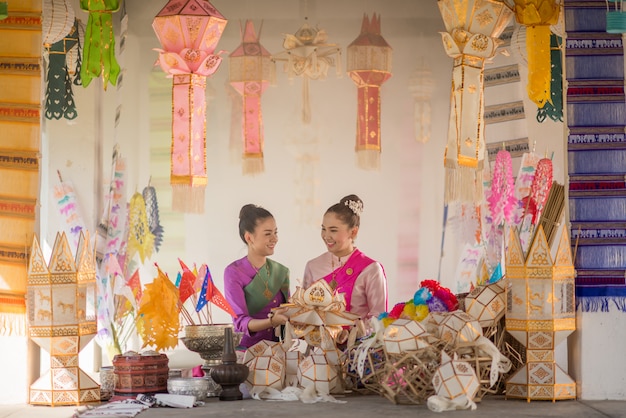 Foto fabricación artesanal de lámparas tradicionales