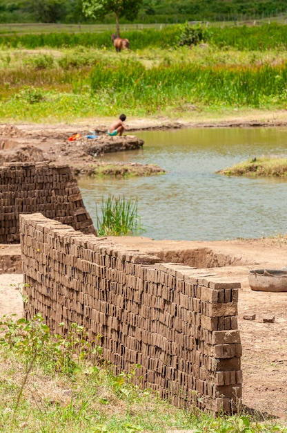 Fabricación de ladrillos de arcilla manual en Alagoa Grande Paraiba Brasil