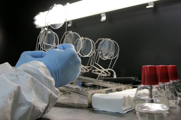 Fabricación de lentes en el laboratorio moderno.