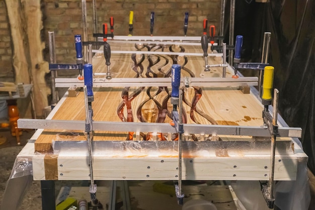 Fabricación de una mesa de comedor de roble y resina epoxi en el taller.