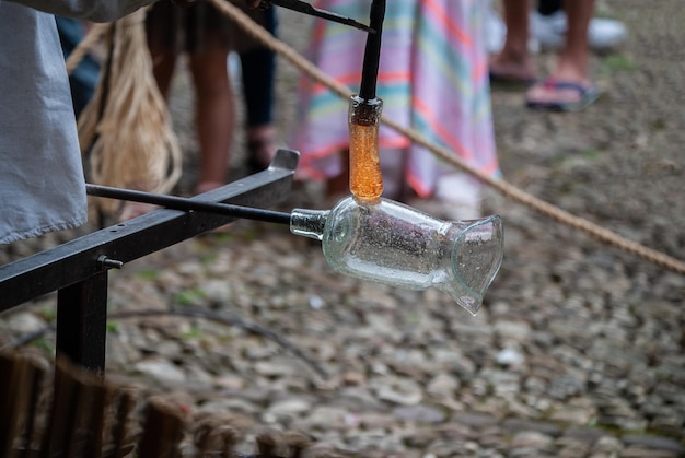 Foto fabricación de objetos de vidrio hechos a mano con la técnica del vidrio soplado