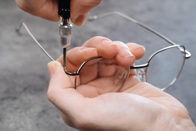 Fabricación y reparación de monturas de gafas