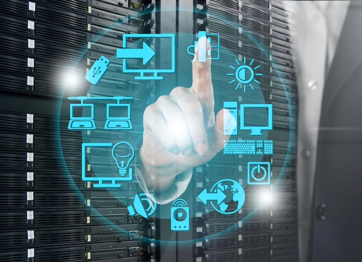 Foto fabricante de blue chip tocando el icono de fábrica inteligente en una máquina virtual a la red de máquinas.