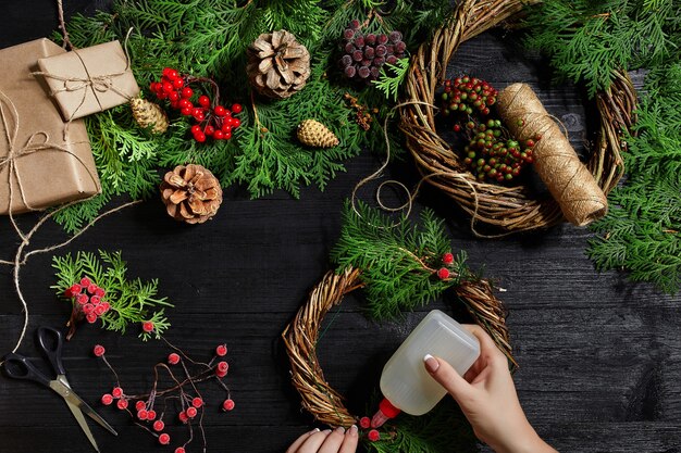 Fabricante de decoração de natal com as próprias mãos guirlanda de natal para o feriado do ano novo c ...