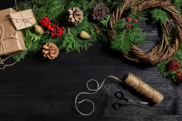 Fabricante de decoração de natal com as próprias mãos guirlanda de natal para o feriado do ano novo c ...