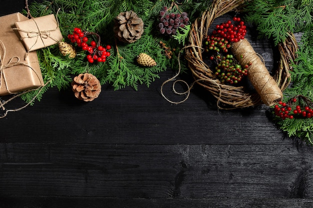 Fabricante de decoração de natal com as próprias mãos guirlanda de natal para o feriado do ano novo c ...