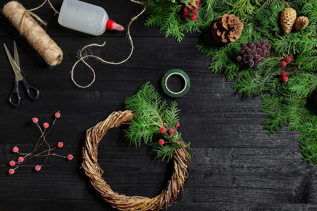 Fabricante de decoração de natal com as próprias mãos guirlanda de natal para o feriado do ano novo c ...