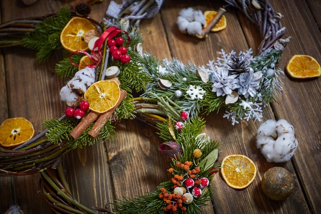 Fabricante de decoração de natal com as próprias mãos.