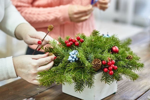 Fabricante de decoração de Natal com as próprias mãos