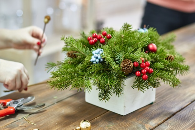 Fabricante de decoração de natal com as próprias mãos