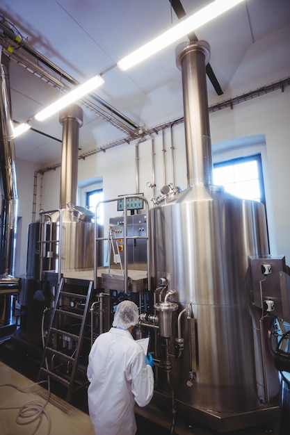 Foto fabricante trabajando en cervecería