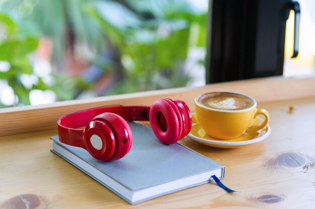 Las fábricas y los auriculares se colocan en tableros de madera