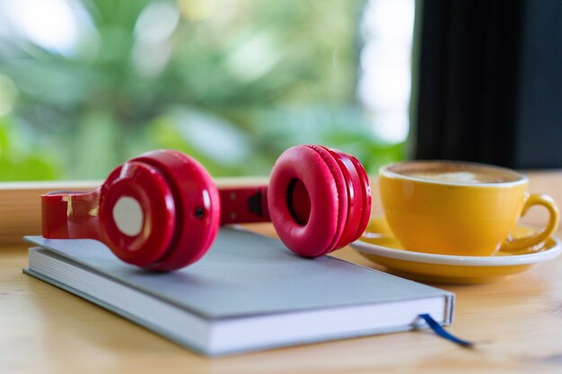 Las fábricas y los auriculares se colocan en tableros de madera