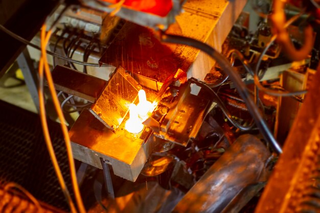 Fábricas de vidrio Industria del vidrio Quemar piezas en blanco de botellas de vidrio en una estufa industrial