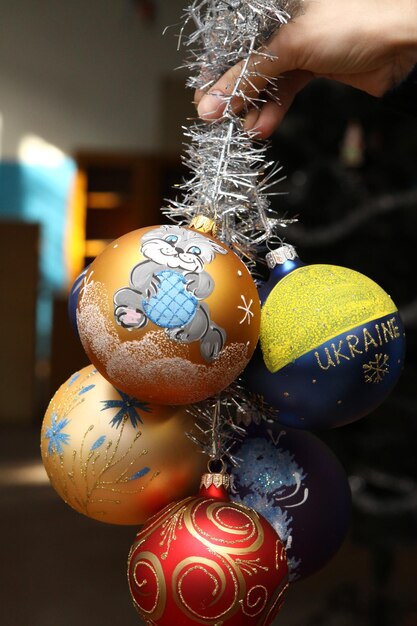 Fabrik für Weihnachtsspielzeug Der Arbeiter bläst das Glas aus Der b