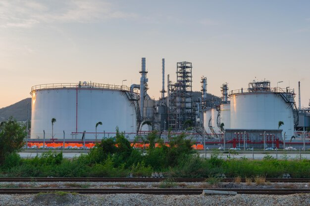 Foto fabrik gegen den himmel