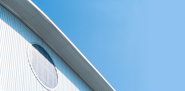 Fabrik-lagerdach mit bewölktem blauem himmel