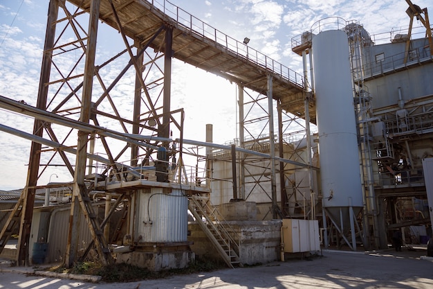 Fabrik mit Anlagenkomplex bei bewölktem Himmel