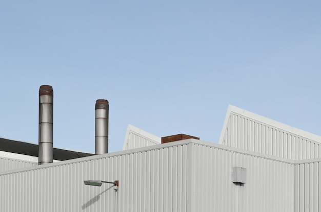 Fabrik vor klarem Himmel