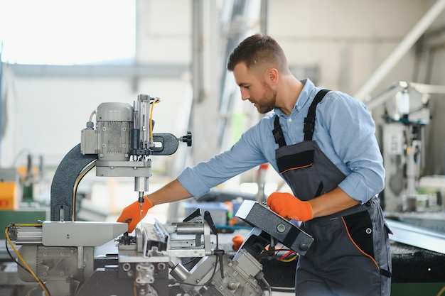 Fabrik zur Herstellung von Aluminium- und PVC-Fenstern und -Türen Arbeiter, die PVC-Fenster und -Türen montieren